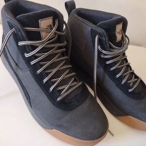 The North Face Men’s Larimer Mid Waterproof Boots size 13